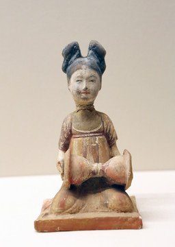 唐代彩繪腰鼓女坐俑