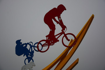 骑自行车塑雕