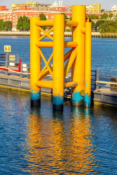 码头橘黄色金属立柱