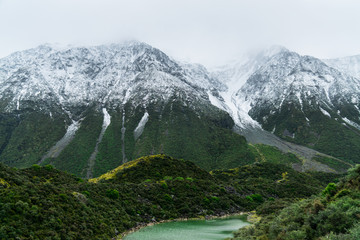 雪山湖泊