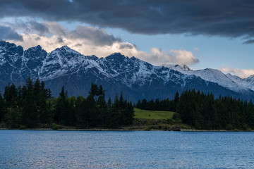 雪山湖泊