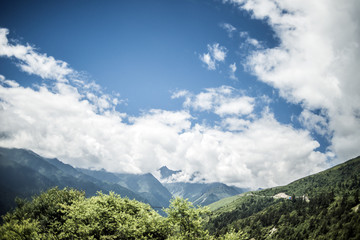 天空峻岭带森林盘山道