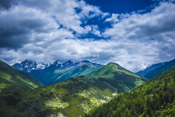 崇山峻岭草地高原