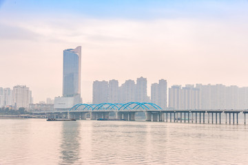 桐廬富春江都市風(fēng)光