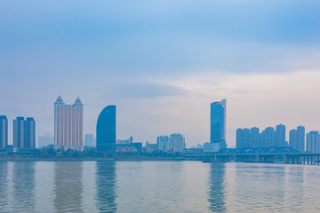 桐廬富春江都市風(fēng)光