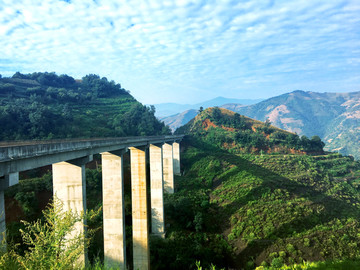 山间高架路