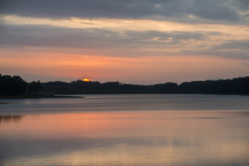 湖水夕阳