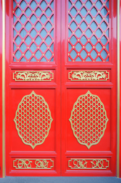红色木雕大门