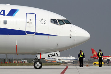 日本全日空机务人员送飞机