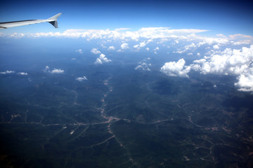 天空飞行俯瞰大地