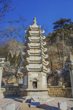 千山无量观葛公塔与蓝天雪景