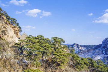 千山无量观东阁建筑与山峰雪景