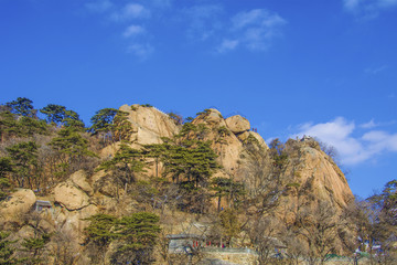 千山无量观老君殿与将军峰雪景