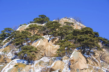 千山无量观玉皇阁与山峰雪景