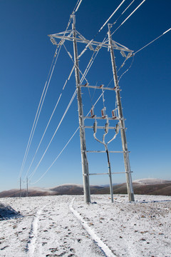 冬季冰雪中电力设备