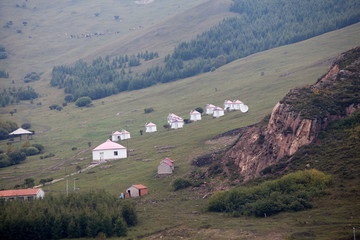 山坡上的蒙古包