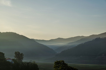 画中有山