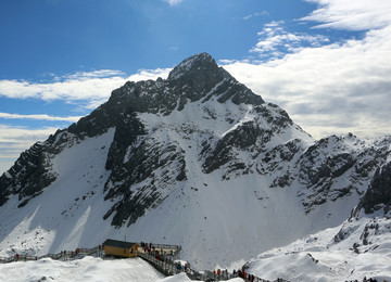 玉龙雪山十二月份景色