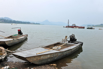 水边渔船