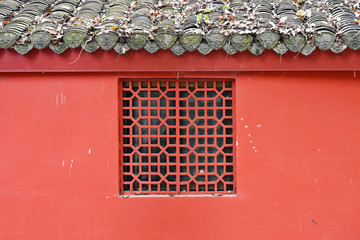 红墙雕花窗户