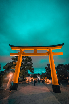 夜幕下的橘红鸟居