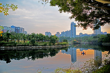 湖畔暮色全景