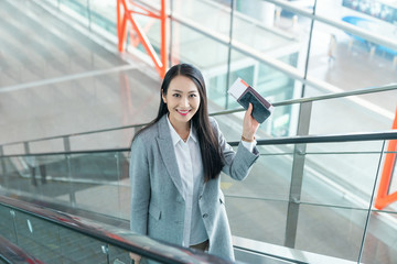 商务女子在机场