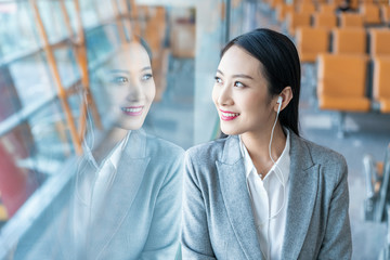 商务女士在机场候机