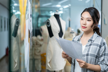 年轻女服装设计师