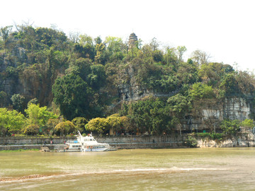 在桂林漓江上游象山景区