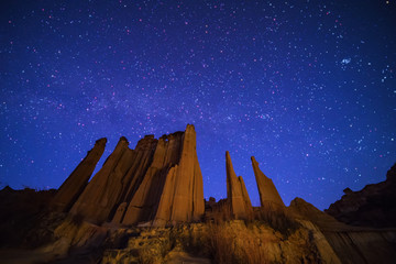 银河掠过土林夜空