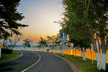 湖畔黄昏道路风景