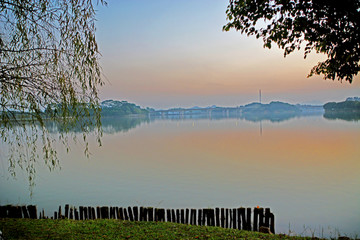 湖畔黄昏风景