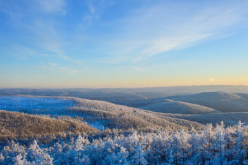 山峦雪原