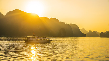 晚霞中的海湾