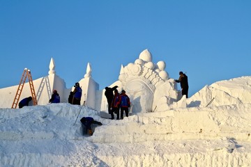 雪雕制作中