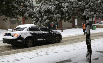 雪地上行驶的车