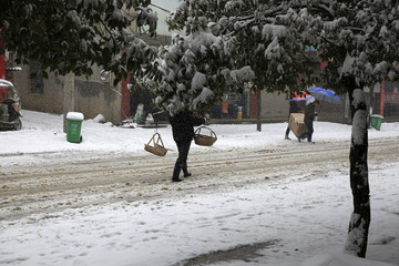 雪中行人