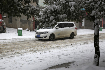 雪地上行驶的车辆