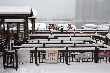 河街雪景