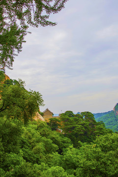 千山无量观东阁建筑群与满天白云