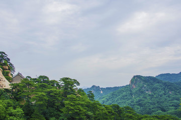 千山东阁建筑群与山峰群山白云