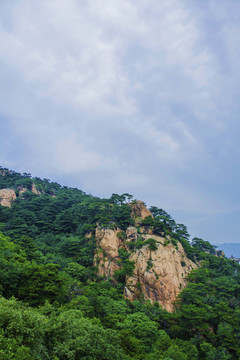 千山莲花山峰与漫天白云