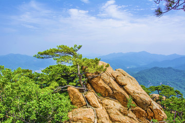 千山七重天松鼠拜日山峰与白云