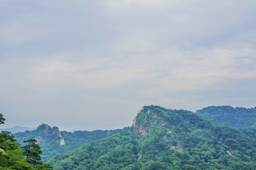 千山无量观景区双峰山峰与白云