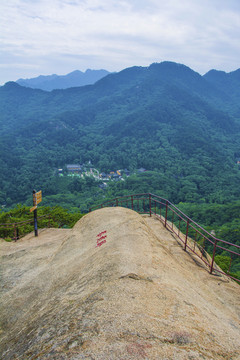 千山无量观景区卧虎峰与灵岩寺