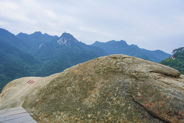 千山无量观卧虎峰与弥勒宝塔山峰