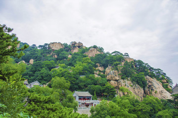 千山无量观藏经楼与天上天群山峰