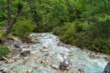 山间溪流