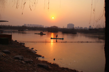 夕阳下的湖泊